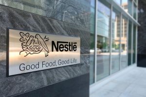 A Nestlé, que tem mais de 100 anos no Brasil e que está presente em 98% dos lares do país, ampliou o programa de sustentabilidade na cadeia do leite.