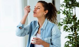 Durante o estudo, os participantes tomaram um café da manhã rico em proteínas, composto de iogurte skyr e aveia,