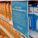 apos aumento no preco do leite supermercados exibem comunicado justificando reajuste aos clientes