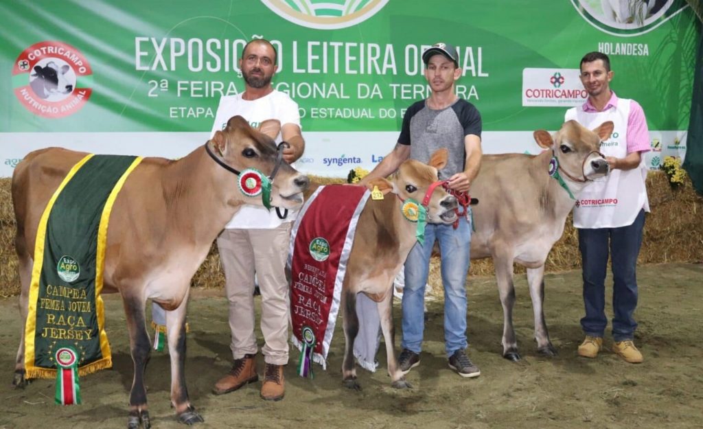 Campeãs e produtores durante o registro após a premiação (Foto: Cotricampo / Divulgação)