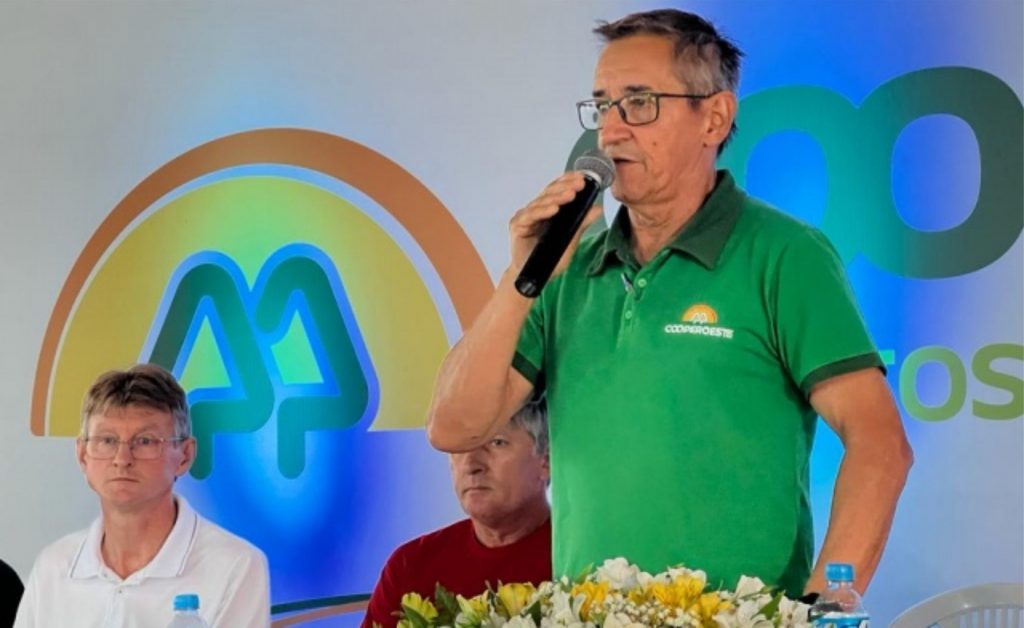 Presidente da Cooperoeste, Sebastião Vilanova, durante a Assembleia do último sábado. Foto: Divulgação