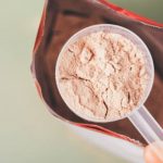 O whey protein, tem alta relação com a fama de serem produtos aliados do ganho de massa muscular e opções para o controle da alimentação.