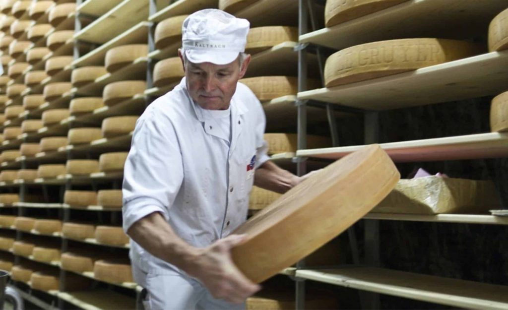 O gruyère, que tem sido produzido com tanto cuidado e perícia há séculos na Suíça e na França, não tem mais a mesma proteção que o queijo desfruta na Europa. © Keystone / Gaetan Bally