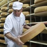 O gruyère, que tem sido produzido com tanto cuidado e perícia há séculos na Suíça e na França, não tem mais a mesma proteção que o queijo desfruta na Europa. © Keystone / Gaetan Bally