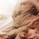 Journal of the American College of Nutrition” descobriu que o consumo de whey protein antes das refeições pode levar a uma redução significativa no consumo calórico total durante o dia.