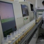 O trabalho desenvolvido no laboratório é essencial, já que a indústria depende dos serviços laboratoriais para a captação do leite dos produtores rurais.