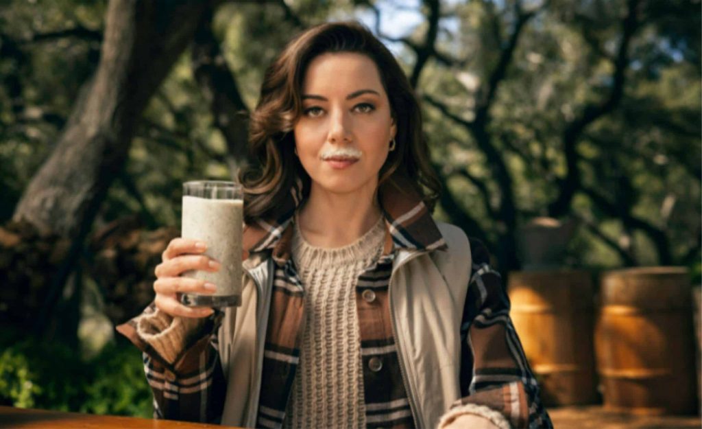 "Got Wood? O anúncio controverso apresenta a atriz Aubrey Plaza como CEO da marca fictícia 'Wood Milk'. Imagem: Wood Milk