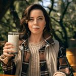 "Got Wood? O anúncio controverso apresenta a atriz Aubrey Plaza como CEO da marca fictícia 'Wood Milk'. Imagem: Wood Milk