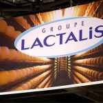 O logótipo do Grupo Lactalis é visto na véspera da abertura do Salão Internacional da Agricultura de Paris 2020 em Paris, França, 21 de fevereiro de 2020. REUTERS/Charles Platiau/Foto de arquivo