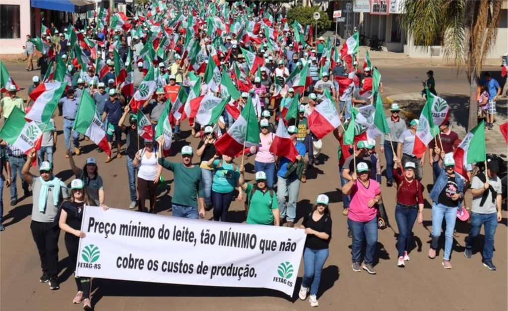 A Fetag-RS vem alertando o governo desde o mês de março e já organizou mobilizações em Porto Xavier e em Frederico Westphalen, atos que reuniram produtores, mas que não sensibilizaram o governo.