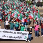 A Fetag-RS vem alertando o governo desde o mês de março e já organizou mobilizações em Porto Xavier e em Frederico Westphalen, atos que reuniram produtores, mas que não sensibilizaram o governo.