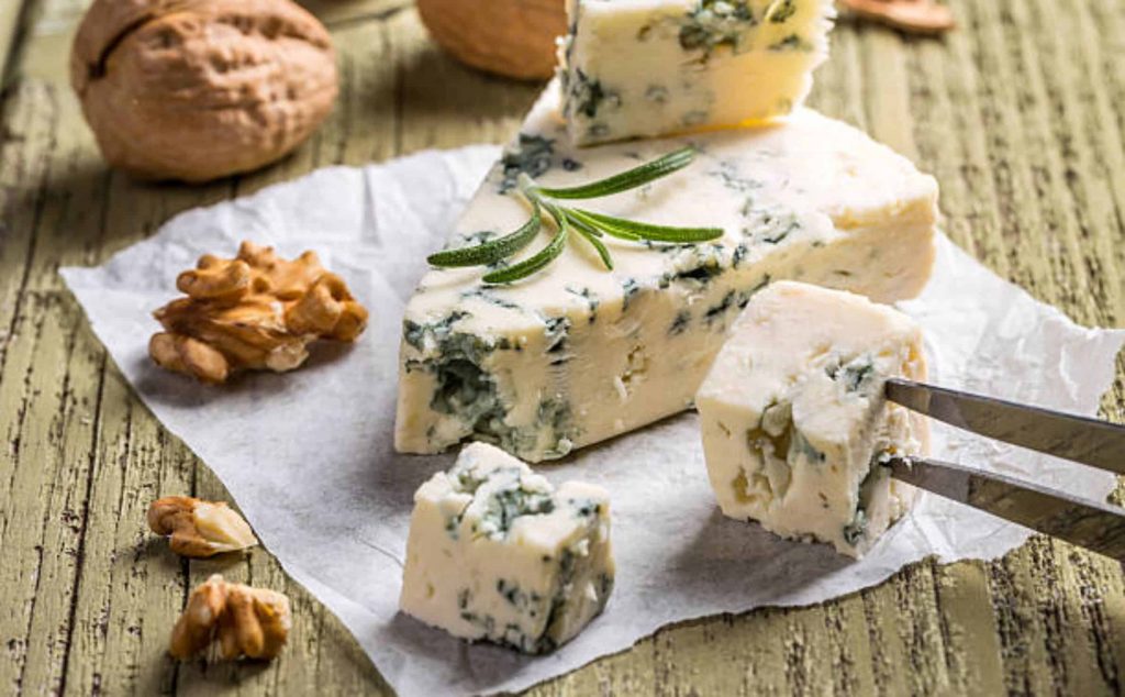 O dia do queijo azul é comemorado com grande fervor, pois é um dos melhores acompanhamentos para suas refeições.