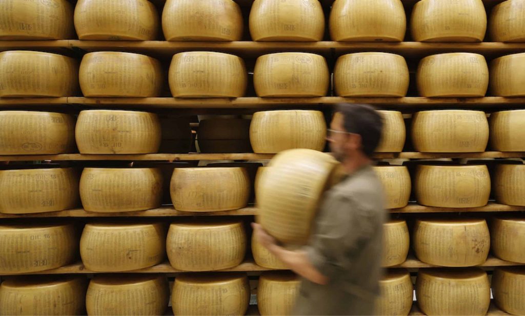 O Parmigiano Reggiano é produzido exclusivamente nas províncias de Parma, Reggio Emilia, Modena e Bolonha, apenas nas zonas à esquerda do rio Reno e na província de Mântua à direita do rio Pó.