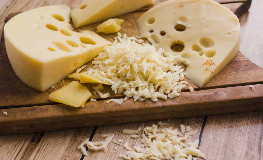 Produto milenar que conserva o leite, o queijo é consumido puro ou como ingrediente de pratos diversos, deixando qualquer refeição mais saborosa.