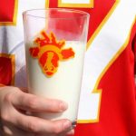 Recentemente, a Shatto Milk criou sua própria linha de brindes, que inclui a "Mahomes Dairy Cow". Sua principal vaca, Casey, foi transformada para se parecer com o quarterback do Kansas City Chief, Patrick Mahomes, usando uma faixa na cabeça e o penteado característico de Mahomes. (Shatto Milk Company)