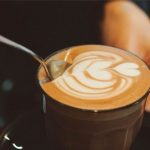 Café. O leite de alta qualidade é mais fácil de espumar e ajuda o latte art a durar mais tempo.