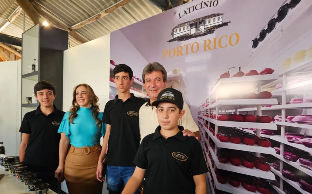 Na Exposição Agropecuária de Barbacena (MG), o fundador do Laticínio Porto Rico, João Batista Miranda Siqueira, e a família. Foto: Arquivo Pessoal