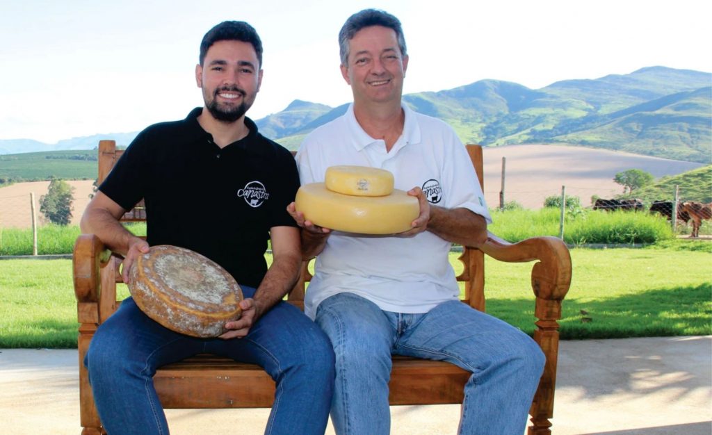 Hugo estudou na capital, mas não hesitou em ajudar o pai, João Carlos Leite, e está à frente dos negócios na produção de queijo Canastra