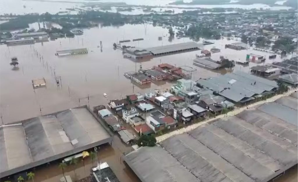 O Parque Assis Brasil foi tomado pela enchente do Rio dos Sinos — Foto: Reprodução Fenasul