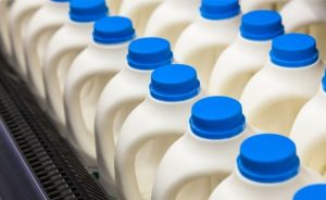 Para determinar como os materiais afetam as propriedades sensoriais e químicas do leite, os pesquisadores  realizaram um teste.