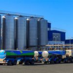 Fonterra. Estamos trabalhando ao lado dos fazendeiros para coletar um suprimento sustentável de leite e fabricar com eficiência produtos valorizados pelos clientes, a fim de proporcionar retornos sólidos aos fazendeiros acionistas e detentores de unidades