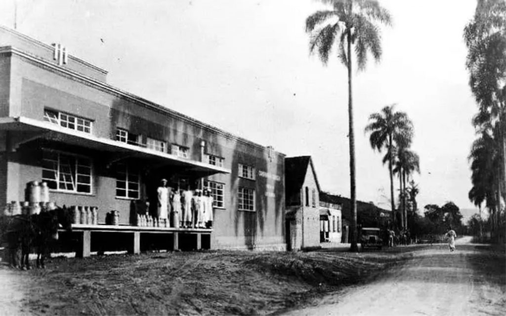 Cia Jensen fotografada da atual Rua Dr. Pedro Zimmermann.