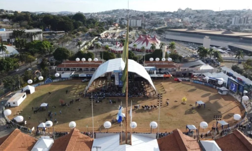 A Megaleite é uma vitrine internacional da pecuária leiteira do Brasil que atrai para a capital mineira milhares de visitantes de diversos países, contribuindo para movimentar a economia local.