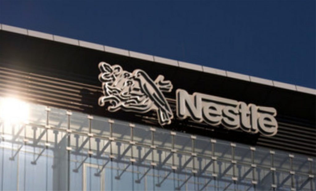 A Nestlé tem o compromisso de reduzir 50% das emissões de CO2 até 2030 e ser uma empresa Net Zero em 2050.