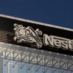 A Nestlé tem o compromisso de reduzir 50% das emissões de CO2 até 2030 e ser uma empresa Net Zero em 2050.