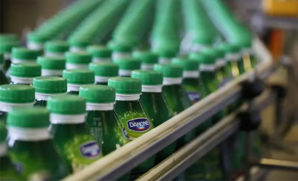 Como a Danone busca crescer com bebidas para o envelhecimento da população |Garrafas de iogurte Activia em linha de produção: gigante francesa tem investido em sua linha de bebidas nutricionais (Foto: Andrey Rudakov/Bloomberg)(Andrey Rudakov)