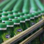 Como a Danone busca crescer com bebidas para o envelhecimento da população |Garrafas de iogurte Activia em linha de produção: gigante francesa tem investido em sua linha de bebidas nutricionais (Foto: Andrey Rudakov/Bloomberg)(Andrey Rudakov)