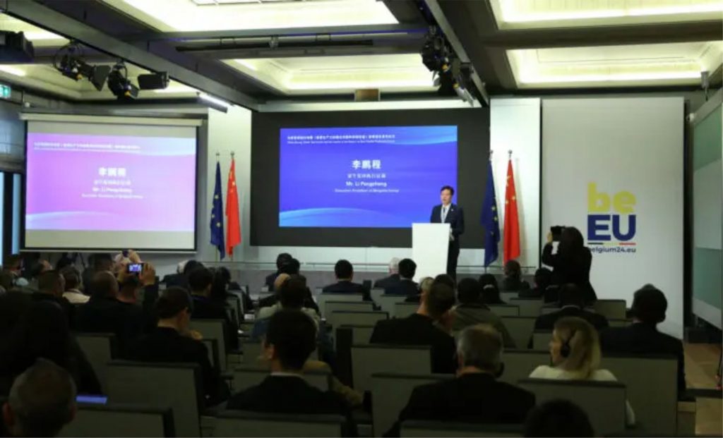 Li Pengcheng, presidente executivo da gigante chinesa de laticínios Mengniu Group, faz um discurso no Fórum de Think Tank China-Europa e no Lançamento do Relatório sobre Novas Forças Produtivas de Qualidade em Bruxelas, Bélgica, 19 de junho de 2024. (Xinhua/Zhao Dingzhe)
