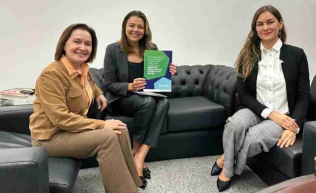 Carbono, Marina Freitas Grossi, presidenta del CEBDS, entregó a la senadora Leila Barros (relatora de la propuesta del PL) el documento fundamental para el avance de las políticas ambientales en el país.