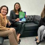 Carbono, Marina Freitas Grossi, presidenta del CEBDS, entregó a la senadora Leila Barros (relatora de la propuesta del PL) el documento fundamental para el avance de las políticas ambientales en el país.