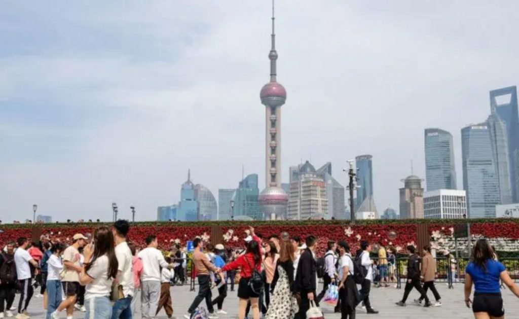 Laticínios, Turistas visitam o Bund em Shanghai no leste da China, em 30 de abril de 2023. (Xinhua/Xin Mengchen)