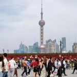 Laticínios, Turistas visitam o Bund em Shanghai no leste da China, em 30 de abril de 2023. (Xinhua/Xin Mengchen)