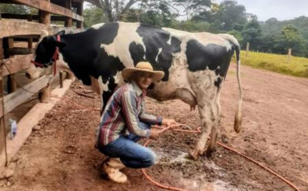 Produtor. Proprietário do Sítio Boa Esperança, Jair tem 24 vacas e 12 delas estão produzindo leite atualmente.