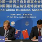 cerimônia de assinatura de carta de intenções entre a gigante de laticínios da Nova Zelândia Fonterra e o Centro Internacional de Exposições da China (CIEC) no Quinto Fórum da Assembleia Empresarial Nova Zelândia-China e no Roadshow da Nova Zelândia para a Exposição Internacional da Cadeia de Abastecimento da China em Auckland, Nova Zelândia, no dia 19 de abril de 2024. (Foto por Zhao Gang/Xinhua)