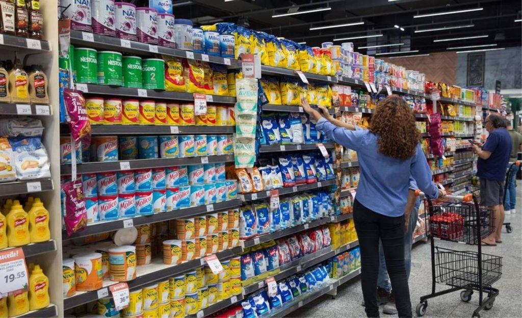 Legenda: A frequência maior de produtos similares nos supermercados pode confundir consumidores Foto: Fabiane de Paula