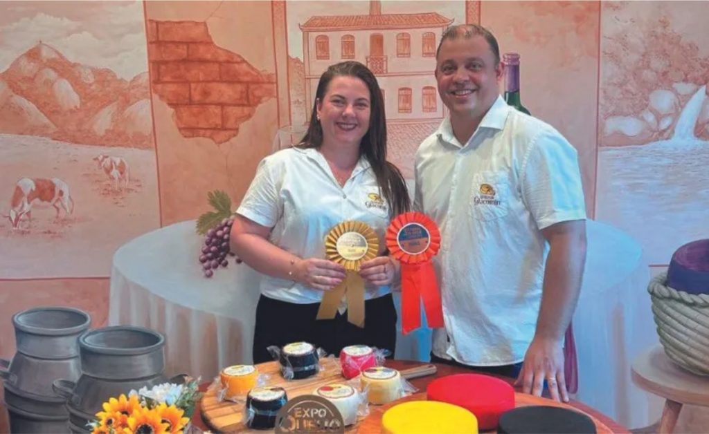 Gabriela Giacomin e Pedro Henrique Borlini: queijos premiados | Foto: Kamila Rangel - rota