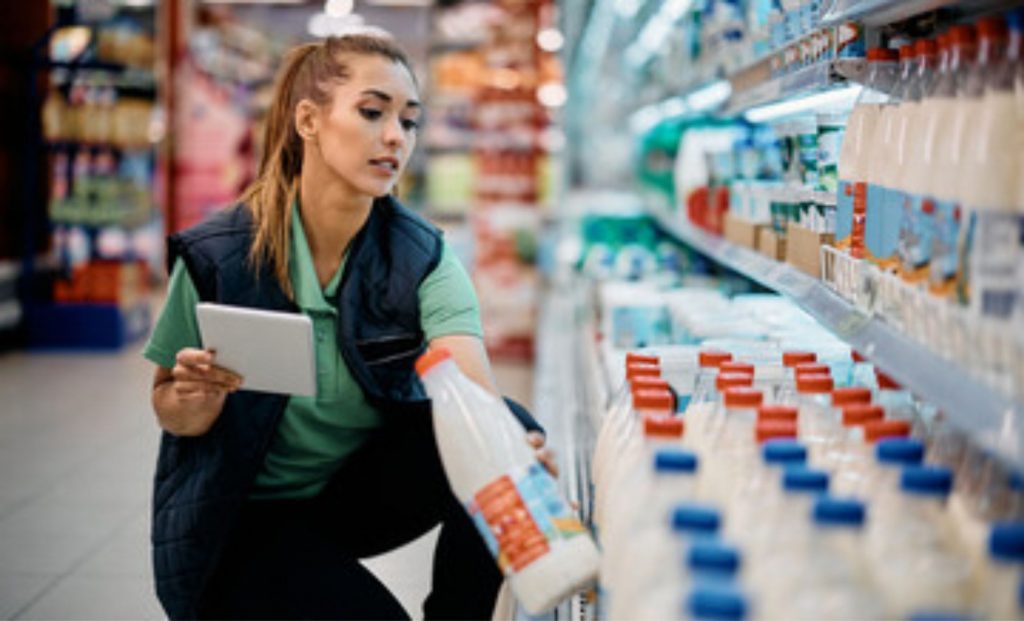 O aumento dos preços dos produtos básicos, como o leite, tem preocupado os consumidores.