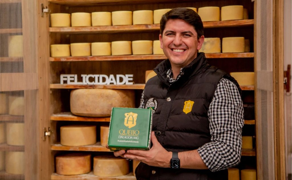 Osvaldinho e o queijo d'alagoa, que fez a fama da pequena cidade mineira Foto: Tiago Almeida / Acervo Queijo D'Alagoa / Divulgação