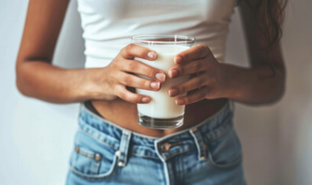 Os Centros de Controle e Prevenção de Doenças (CDC) dos Estados Unidos recomendam que adultos consumam três xícaras de produtos lácteos por dia, incluindo leite desnatado.