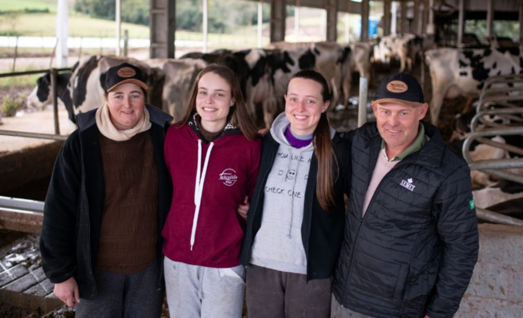 A família Fischer produz leite há mais de 20 anos no interior de São Lourenço do Sul e com uma história que atravessa gerações. (Foto: Divulgação)