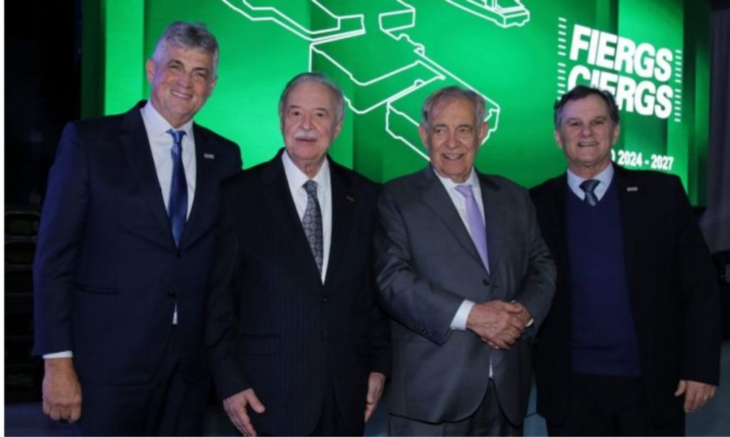 Gilberto Piccinini ao lado do ex-Presidente da Fiergs, Gilberto Petry, Presidente empossado Claudio Bier e um dos diretores Ângelo Fontana