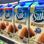 Listeria, A gigante alimentícia francesa Danone, dona da marca Silk, disse em seu site que as bebidas recolhidas foram feitas em uma unidade de fabricação terceirizada.