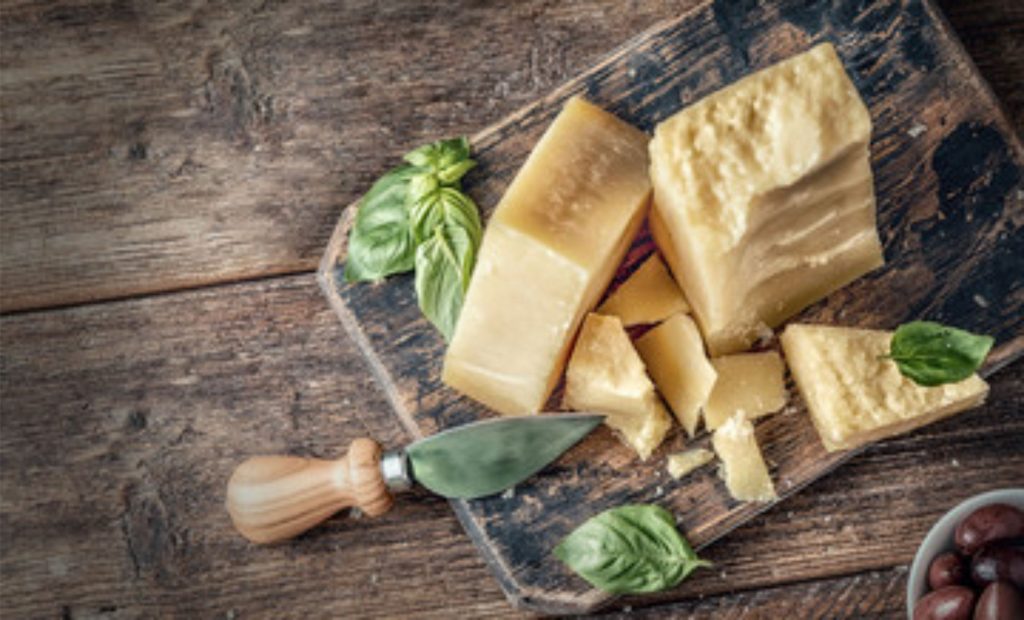 O queijo parmesão é assim chamado porque veio da região de Parma, na Itália.