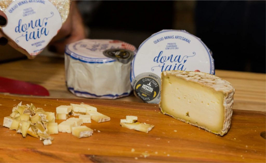 O queijo tem a presença do fungo Geotrichum candidum que é o que diferencia o produto dos demais
