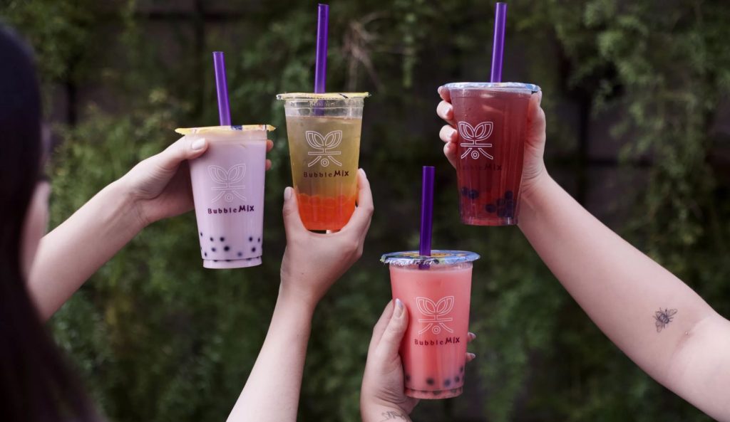 Entre os produtos, estão os tradicionais chás, além de opções com frutas, café e até bubble tea com yakult, chegando a mil combinações de sabores.