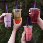 Entre os produtos, estão os tradicionais chás, além de opções com frutas, café e até bubble tea com yakult, chegando a mil combinações de sabores.